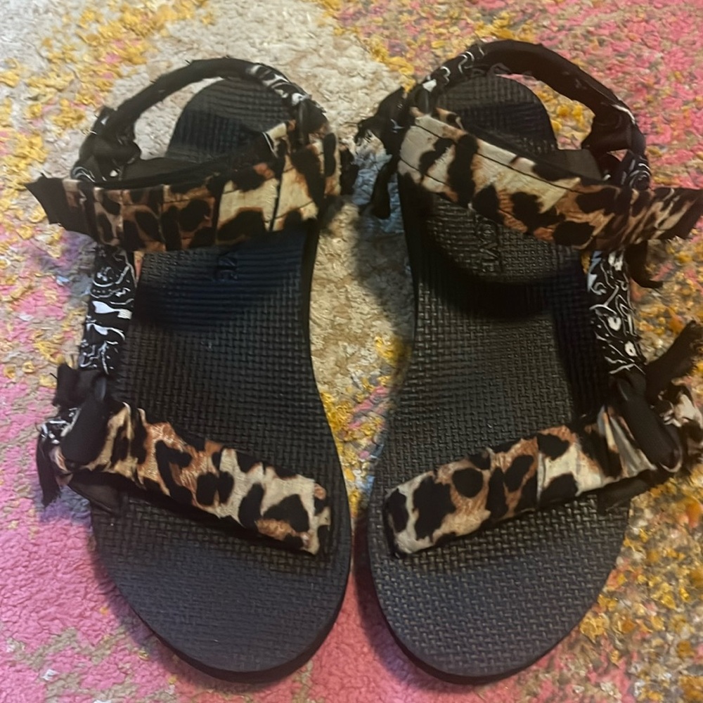 Arizona- love cheetah sandal shoes size 7